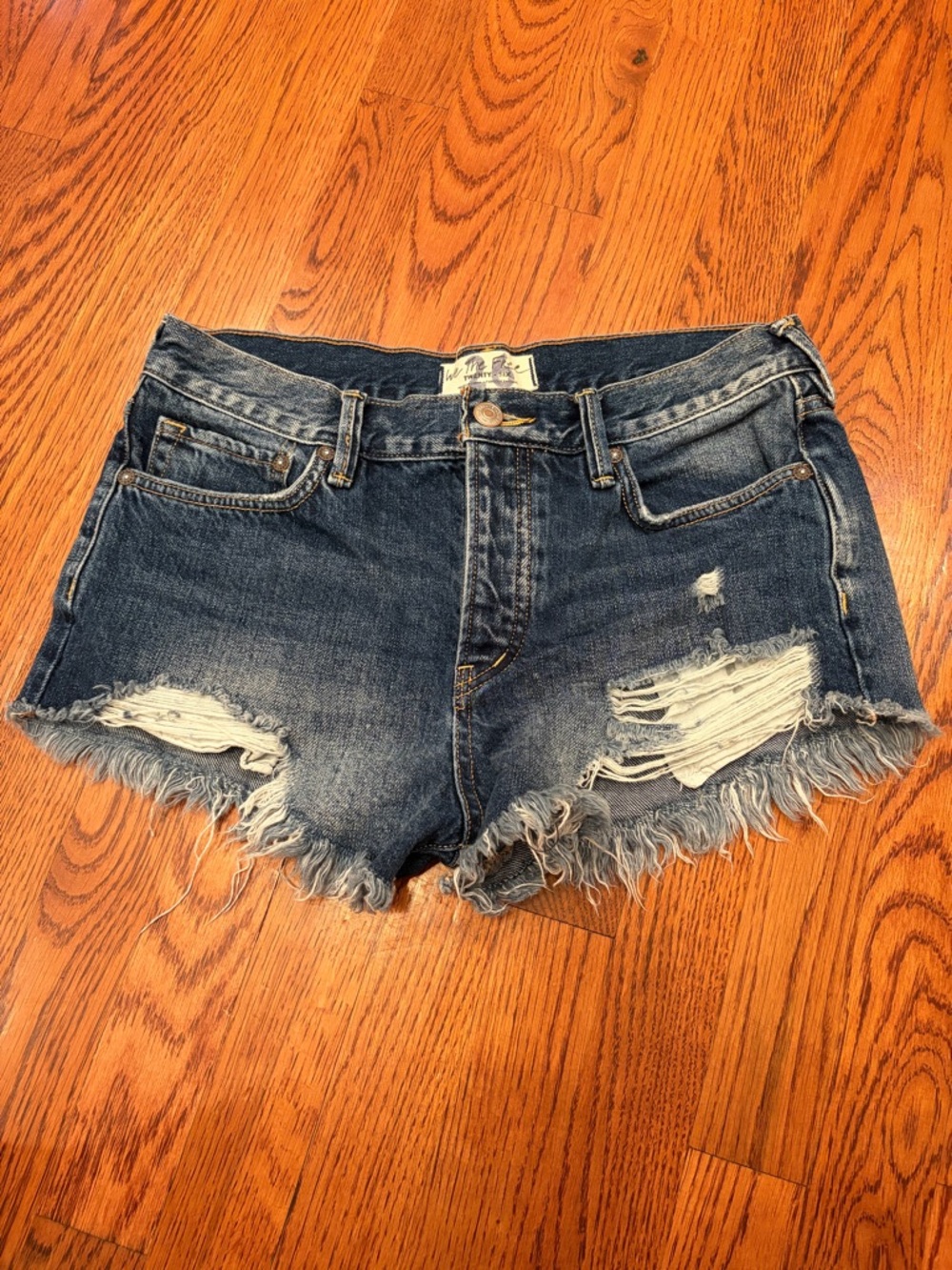 We The Free Dark Blue Distressed Denim Cutoff Shorts size 26 great condition